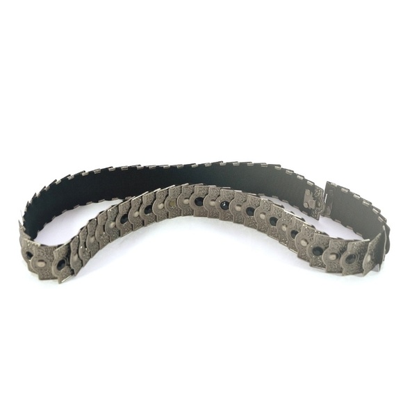 💖 2/$30 Silver metallic belt - Picture 3 of 7